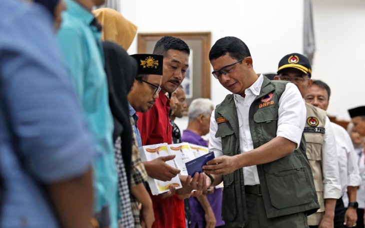 Kepala BNPB saat Serahkan Dana Stimulan Bagi Warga Terdampak Gempa Bumi Sumedang