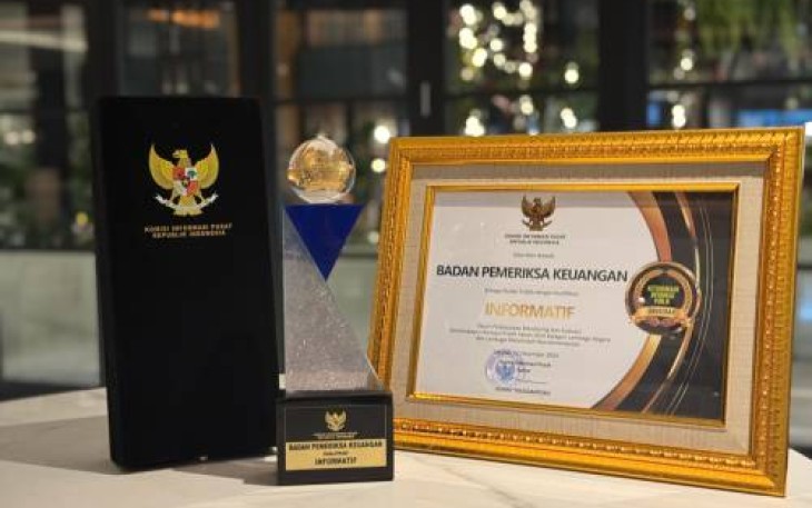 Piala dan Piagam Predikat Informatif dalam Keterbukaan Informasi Publik yang diterima BPK