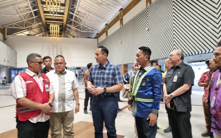 Menko AHY saat Sidak Bandara Internasional Juanda, Surabaya pada Jumat (20/12/2024).