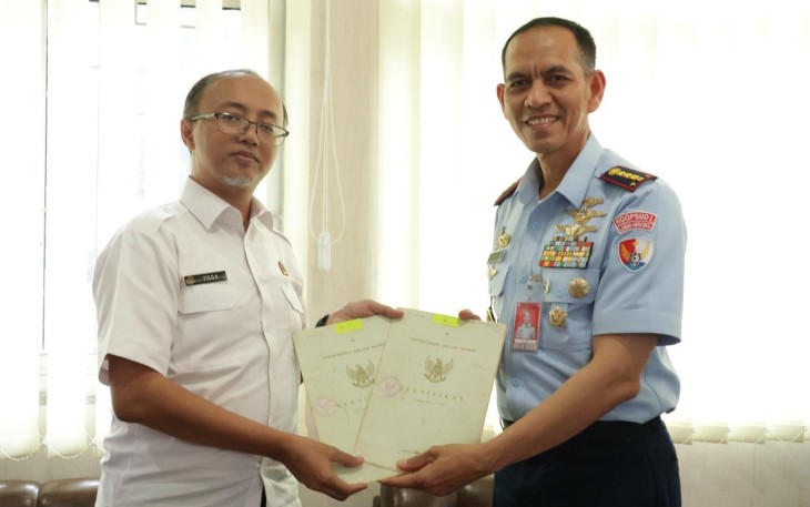 Komandan Lanud Husein Sastranegara Kolonel Pnb Ardi Syahri, S.T., M.M. M.MA, didampingi tim aset Lanud Husein Sastranegara menerima langsung sertifikat tanah milik TNI AU  yang juga diserahkan langsung oleh Kepala Kantor Pertanahan Kota Cimahi Yoga Suwarna, S.T.,M.T.,M.Eng 