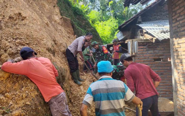 Gotong Royong Atasi Dampak Tanah Longsor di Trenggalek