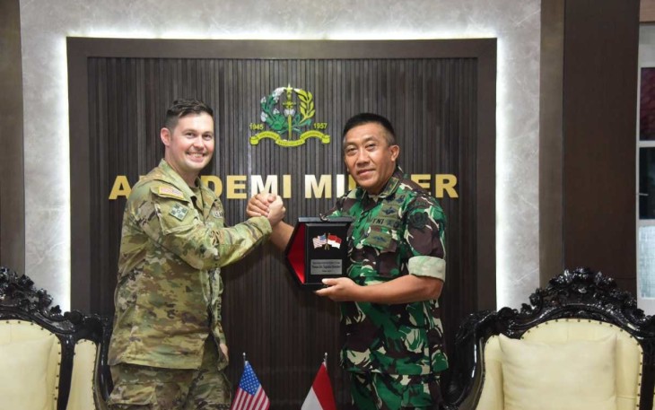 Gubernur Akademi Militer, Mayjen TNI R. Sidharta Wisnu Graha, S.E., hari ini secara resmi melepas Mayor Matthew Allen Brown, seorang Instruktur dari Amerika Serikat, dalam sebuah acara yang berlangsung di Guest Room Soedirman, Akademi Militer Magelang. Pertukaran instruktur ini merupakan bagian dari inisiatif kerjasama antara Indonesia dan Amerika Serikat dalam bidang pertahanan dan militer