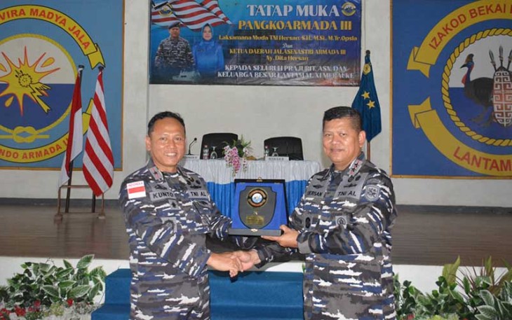 Pangkoarmada III Laksamana Muda TNI Hersan, S.H., M.Si., M.Tr.Opsla di Gedung Balai Prajurit Frans Kaisiepo Mako Lantamal XI Merauke Prov. Papua Selatan.