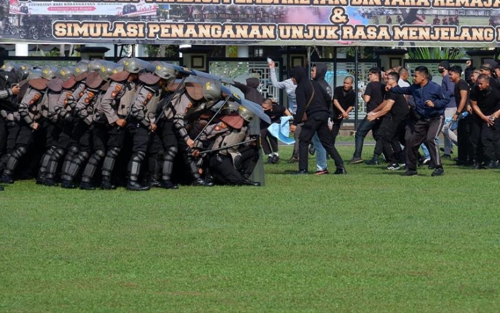 Tim dalam latihan pengendalian massa (dalmas) di Lapangan Jananuraga Mapolda Kalbar, latihan ini digelar dalam rangka persiapan pengamanan menghadapi Pemilihan Umum (Pemilu) 2024. Sabtu, 27/01/24
