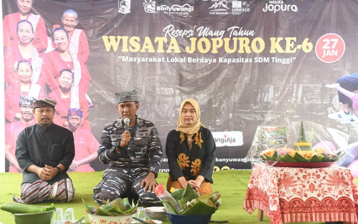 Danlanal Banyuwangi didampingi Ketua Cabang 6 Korcab V DJA II Ny. Wiwit Indra Nusha melaksanakan pemotongan tumpeng yang selanjutnya diserahkan kepada Ketua Kelompok Sadar Wisata (Pokdarwis) Rejopuro Sdr. Sami'an. 