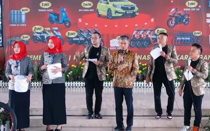 Pj Bupati Karanganyar Timotius Suryadi saat menghadiri acara Undian Tahap 2 Bank Daerah Karanganyar (BDK) Dahsyat 2024 digelar di Pendopo Raden Mas Said Rumah Dinas Bupati Karanganyar, Sabtu (28/12/2024).