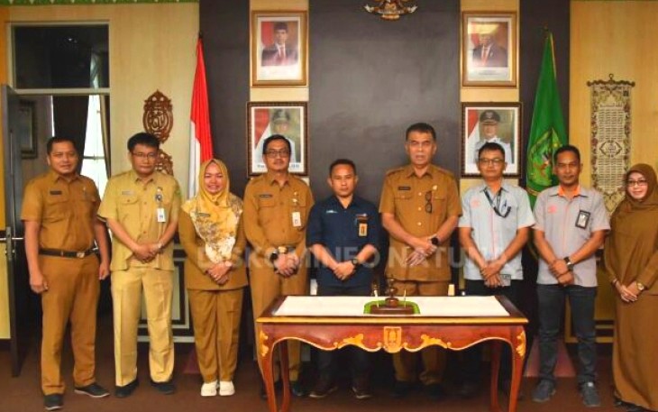 Bupati Natuna, Wan Siswandi didampingi oleh Sekretaris Daerah (Sekda) Kabupaten Natuna, Boy Wijanarko Varianto menandatangani memorandum of undertanding (MoU) atau perjanjian kerjasama bersama PT. Pos Indonesia Tanjungpinang dalam rangka kerjasama penyaluran bantuan sosial kemiskinan ekstrim