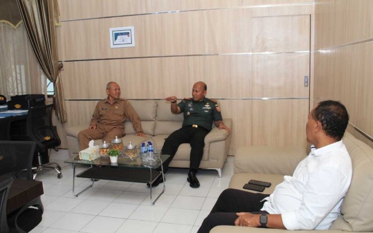 TNI dan pemerintahan daerah telah diambil oleh Dandim 0806/Trenggalek Letkol Czi Yudo Aji Susanto, S.Sos., M.A., melalui kunjungan kerja yang sarat makna ke Dinas PUPR Kabupaten Trenggalek, Rabu (31/1/2024)