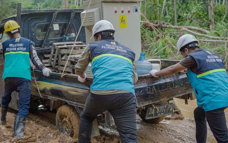  Pemerintah bersama PT PLN (Persero) terus berupaya menghadirkan listrik di semua wilayah di Indonesia sampai ke pelosok.