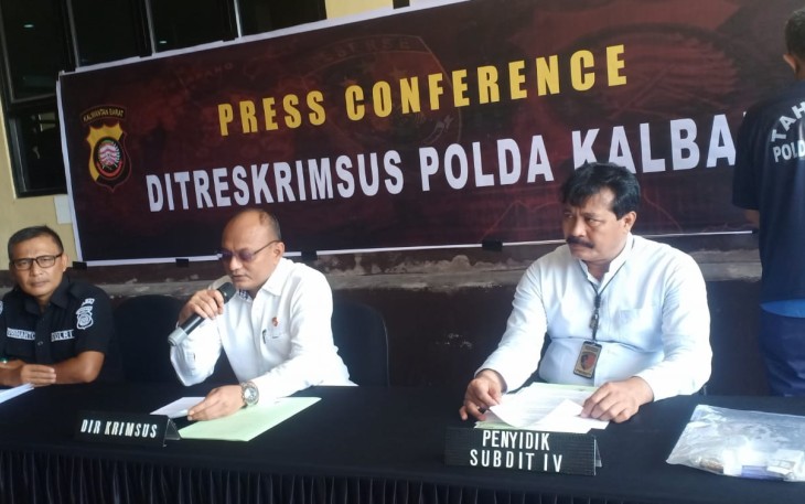 Dirkrimsus Polda Kalbar Kombes Pol Sardo Pardamean Sibarani saat gelar konferensi pers