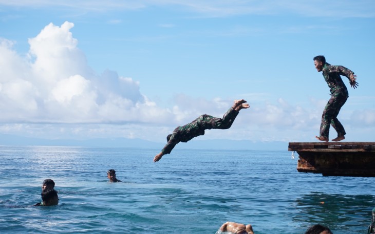 Komandan Lanudal Biak Letkol Laut (P) Anang Adhi Purwonugroho dan Komandan Wing Udara 3 Letkol Laut (P) Ahmad Novam Hajaruman resmi membuka masa orientasi pengenalan lingkungan bagi 25 prajurit yang mutasi tetap jajaran Penerbangan TNI Angkatan Laut wilayah Biak pada Minggu (25/2/2024)