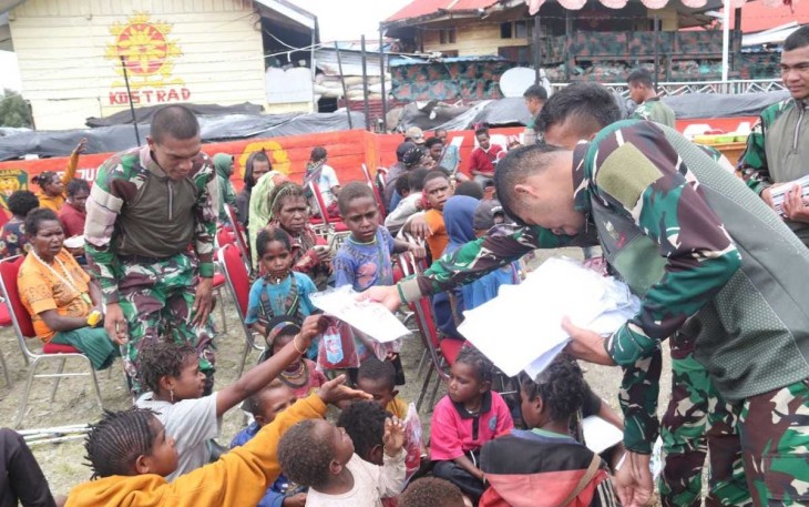 Satgas Pamtas Mobile Yonif 330 Kostrad untuk terus melakukan aksi nyata dan hal positif yang manfaatnya dirasakan secara langsung oleh masyarakat di daerah penugasan. Seperti yang dilakukan pada Jumat (8/3/2024)