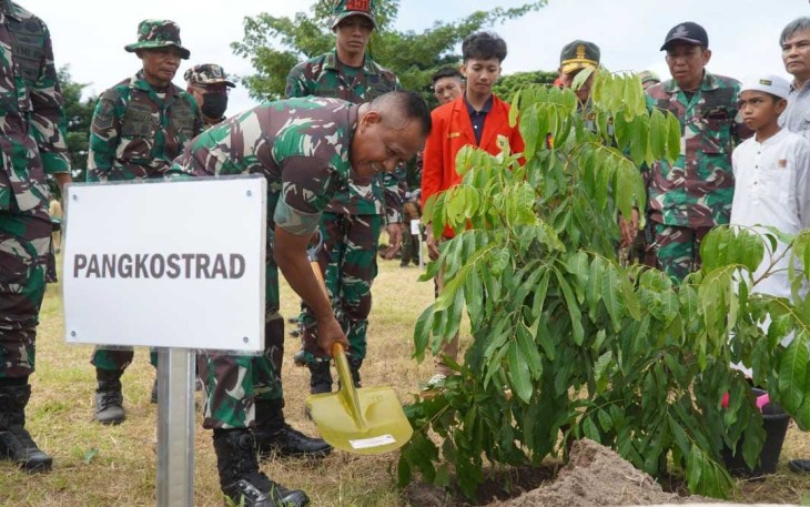 Panglima Kostrad Letnan Jenderal TNI Muhammad Saleh Mustafa didampingi Panglima Divisi Infanteri 3 Kostrad Mayjen TNI Choirul Anam, S.E., M.M., melakukan kegiatan Reboisasi Massal di sekitar wilayah Bendungan Bili-bili, Kelurahan Lanna, Kecamatan Parangloe, Kabupaten Gowa, Sulawesi Selatan, Kamis (22/2/2024)