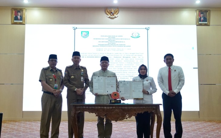  Gubernur Rohidin Mersyah melakukan Penandatanganan Perjanjian Kerja Sama Antara Pemprov Bengkulu dengan Kejaksaan Tinggi Bengkulu Tentang Penanganan Hukum Bidang Perdata dan Tata Usaha Negara di Balai Raya Semarak Bengkulu, Senin (22/01/2024)