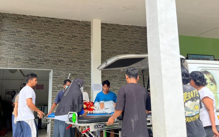 Salah satu korban saat dievakuasi