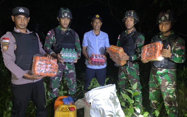asukan TNI yang bertugas menjaga pengamanan perbatasan (Pamtas) RI-RDTL dari Satuan Tugas (Satgas) Yonif 742/SWY gagalkan penyelundupan barang melalui jalur tikus dari Indonedia tujuan RDTL, tepatnya di hutan Gurugu, Desa Makir, Kecamatan Lamaknen, Kabupaten Belu, Jumat (26/1/2024)