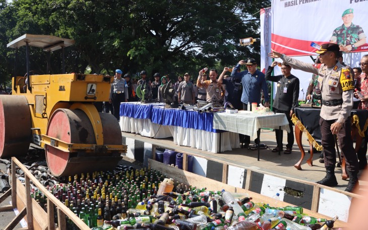 Pemusnahan ribuan botol miras dan knalpot brong, dilakukan usai apel gelar pasukan Operasi Ketupat Candi 2024, di Alun-Alun Karanganyar, Kamis (4/4/2024)