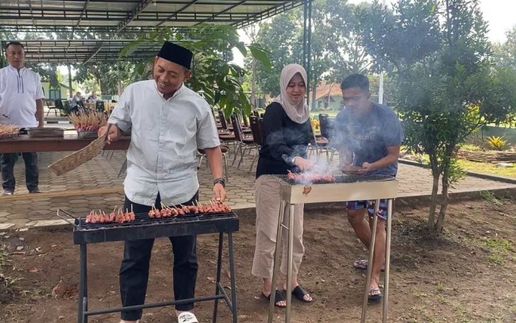 Danmenarmed Letkol Arm Siswo Budiarto, S.I.P., M.M., S.I.Pol saat turut membakar sate hewan kurban