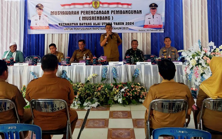 Danramil 01/Batang Alai Utara saat hadiri Musrenbang (Musyawarah Perencanaan Pembangunan) Tingkat Kecamatan Batang Alai Utara, yang bertempat di Aula Kantor Batang Alai Utara, Jl. Hidup Baru Desa Ilung Kec.Bau, Selasa (20/02/2024).