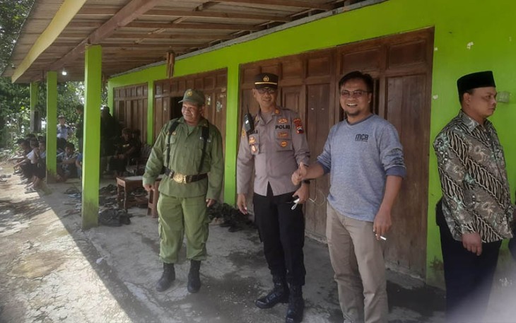 Kapolsek Ngargoyoso AKP Sri Hajar Budianto (tengah) bersama anggota Linmas memantau di lokasi Musdus Gandu, di rumah Kepala Dusun Gandu, Desa Berjo, Ngargoyoso, Karanganyar, Kamis (23/2/2024).