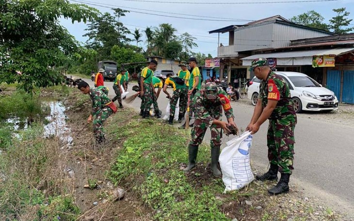 Danramil Kuala Kencana saat Kerahkan Anggotanya Bantu Warga Bersihkan Lingkungan