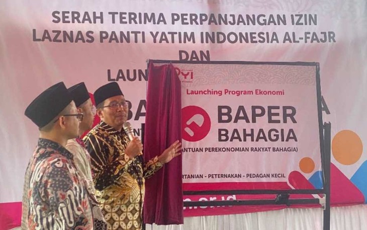 Direktur Pemberdayaan Zakat dan Wakaf Kemenag saat meluncurkan program Bantuan Perekonomian Rakyat Bahagia (Baper Bahagia) di Desa Kembang Kuning, Kecamatan Jatiluhur, Purwakarta, Jawa Barat, Kamis (19/12/2024). 