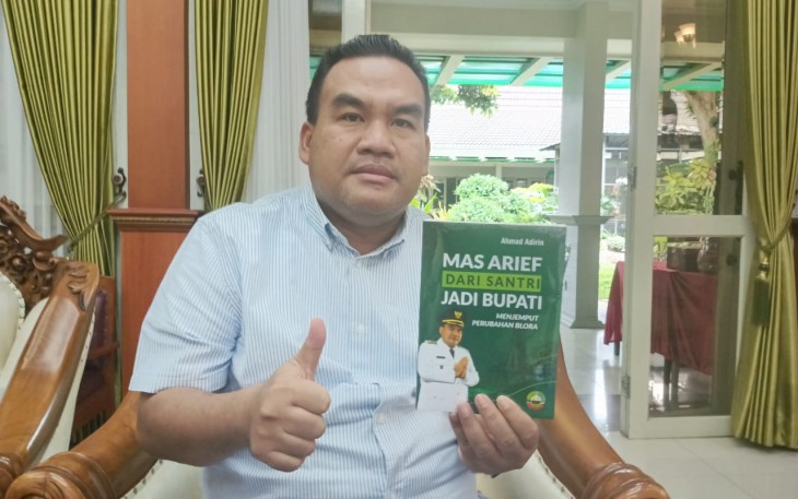  Bupati Blora Arief Rohman bersama Ahmad Adirin menunjukkan buku berjudul 'Mas Arief dari Santri Menjadi Bupati'