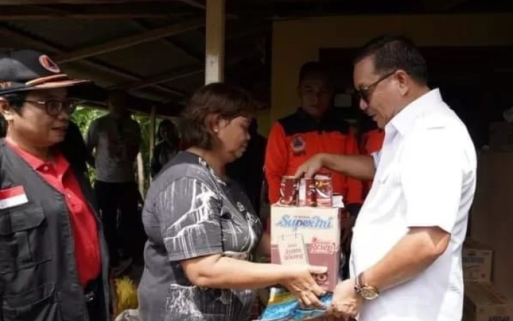 Wali Kota Bitung Maurits Mantiri saat memberikan bantuan kepada masyarakat yang terdampak bencana