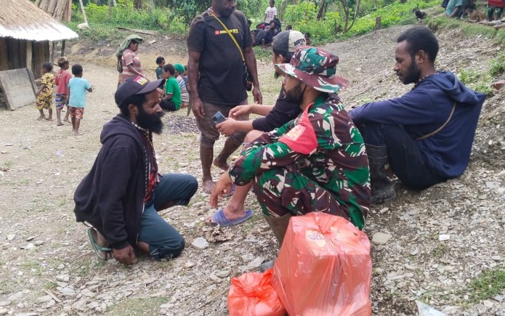 Babinsa Tingginambut saat Berikan Bantuan Beras dan Logistik ke Salah Satu Warga Binaan yang Meninggal Dunia