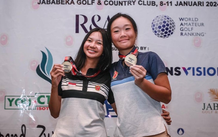 ania (kiri) berfoto bersama rekannya dalam gelaran Kejuaraan Nasional golf Amatir 2024