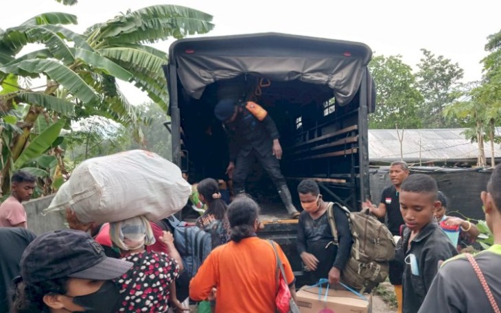 Tim SAR Brimob Polda NTT saat evakuasi warga, Senin (15/1)