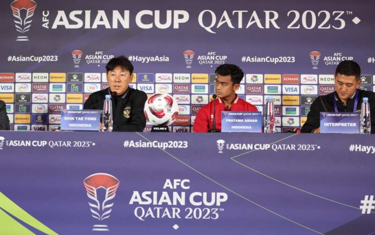 Shin Tae-yong bersama Pratama Arhan saat jumpa pers jelang pertandingan 16 besar Piala Asia 2023 melawan Australia di Doha Qatar, Sabtu (27/1)