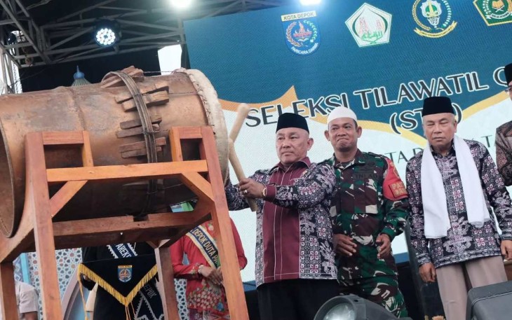 Wali Kota Depok, Mohammad Idris saat menabuh bedug sebagai tanda dimulainya STQH ke-II tingkat Kota Depok TAhun 2024, Selasa (3/12)