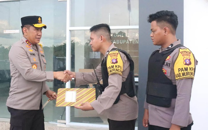 Kapolda memberikan dukungan motivasi bagi personel pengamanan di Kantor KPU Mura. 