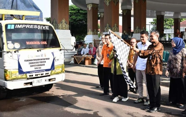 Penjabat (Pj) Bupati Karanganyar Timotius Suryadi memimpin pemberangkatan distribusi bantuan pangan cadangan beras pemerintah, di halaman Rumah Dinas Bupati Karanganyar, Selasa, (30/1/2024).