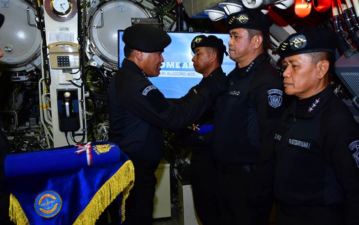 Kepala Staf Angkatan Darat (Kasad) Jenderal TNI Maruli Simanjuntak, M.Sc., saat menerima penyematan Brevet Hiu Kencana