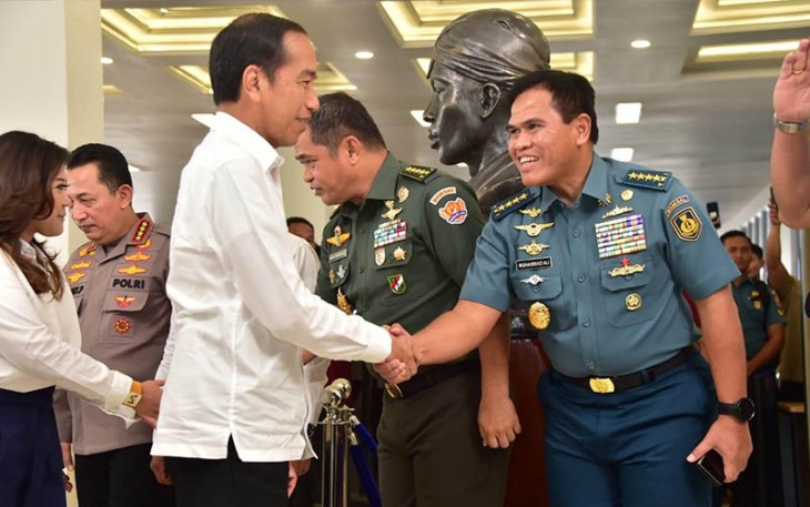Kasal saat berjabat tangan dengan Presiden Jokowi di RSPPN, Jl. RC. Veteran Raya No.178, Bintaro, Kec. Pesanggrahan, Kota Jakarta Selatan, Senin (19/02).
