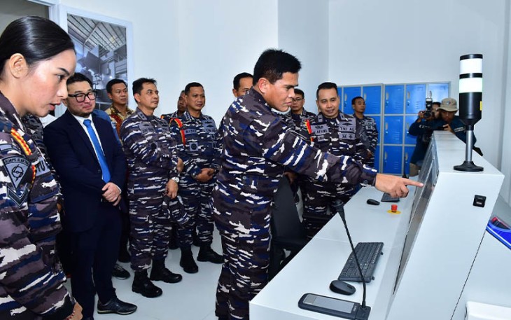 Kasal saat meninjau Damage Control Simulator usai diresmikannya,di Komando Latihan (Kolat) Komando Armada II, Surabaya, Sabtu (24/02). 