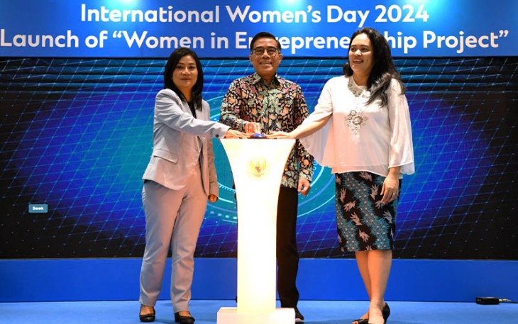 Staf Ahlu MenKopUKM Rully Nuryanto pada acara peluncuran program Women in Entrepreneurship Standard Chartered for UMKM di Jakarta, Rabu (6/3).