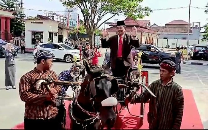 Mujib Naik Delman Menuju Lokasi Pelantikan Anggota DPRD Kabupaten Blitar Periode 2024-2029
