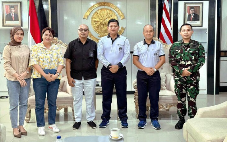 Pangkoarmada III, Laksamana Muda TNI Hersan, S.H., M.Si., M.Tr.Opsla., selepas melaksanakan olahraga langsung menerima kunjungan silaturahmi dari Pimpinan Cabang BNI Sorong, Roby Hans Yawan SE, MH dan staff di Pasific Room Mako Koarmada III, Katapop Kabupaten Sorong Papua Barat, Jum'at (19/01/2024).