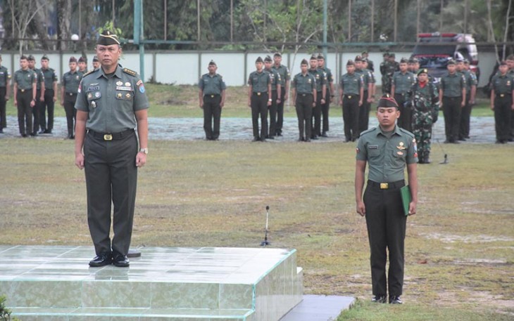 Kapenrem 121/Abw Kapten Inf Asswani Kunto saat Pimpin Upacara Pengibaran Bendera