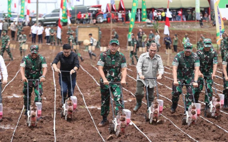 Pangkostrad saat Dampingi Kasad Tinjau Lokasi Ketahanan Pangan Kostrad