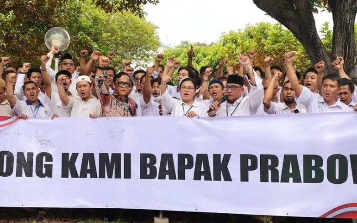 Wamenaker Immanuel Ebenezer Gerungan bersama karyawan PT Indonesia Farma Tbk di Cibitung, Bekasi, Jum'at (22/11)