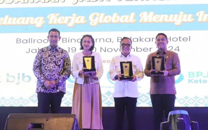 Wamenaker Immanuel Ebenezer Gerungan saat menerima penghargaan APJATI di Jakarta, Selasa (19/11)