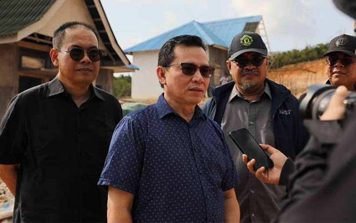 Dewan Pengawas Badan Pengusahaan (BP) Batam, Elen Setiadi saat meninjau pembangunan rumah contoh untuk warga yang terdampak pengembangan Rempang Eco-City, Minggu (17/3/2024). 