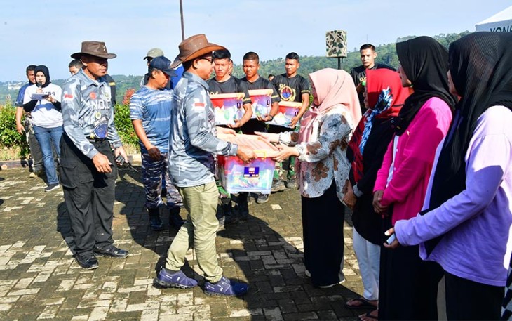 Panglima TNI Jenderal TNI Agus Subiyanto saat turut menyerahkan baksos Fun Offroad TNI 2024 di Sagoro Hills Megamendung, Bogor, Jawa Barat, pada Minggu (7/1/2024).