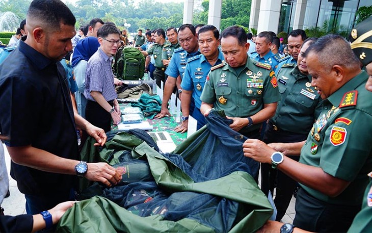 Panglima TNI Jenderal TNI Agus Subiyanto saat Mengecek Perlengkapan Operasi Dalam Negeri 2024 di Plaza Mabes TNI, Kamis (11/1/2024).