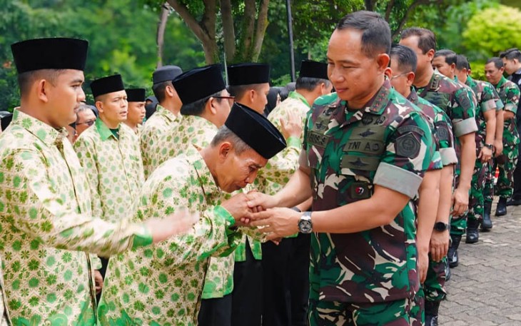 Panglima TNI saat Lepas 285 Prajurit dan ASN Jamaah Umroh Mabes TNI di halaman Masjid Sudirman Mabes TNI, Cilangkap, Jakarta Timur. Jumat (23/2/2024).