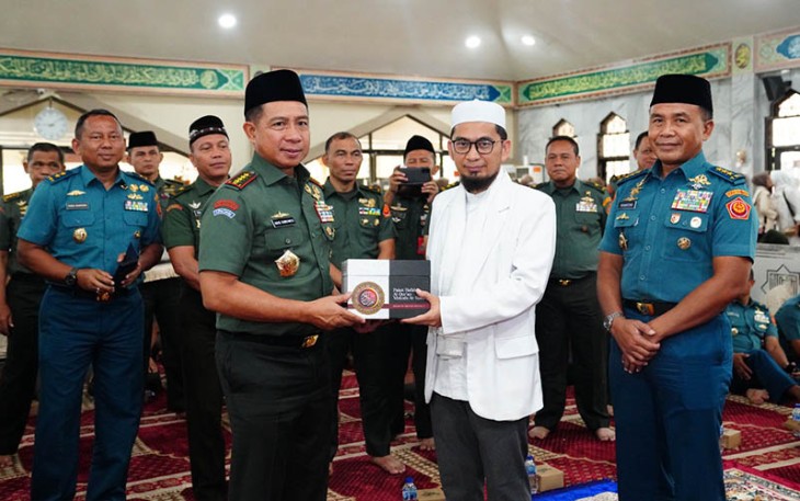 Panglima TNI saat Hadiri Acara Peringatan Isra Mi'raj Nabi Muhammad SAW di Masjid Panglima Soedirman Mabes TNI, Cilangkap, Jakarta Timur, Senin (4/3/2024).